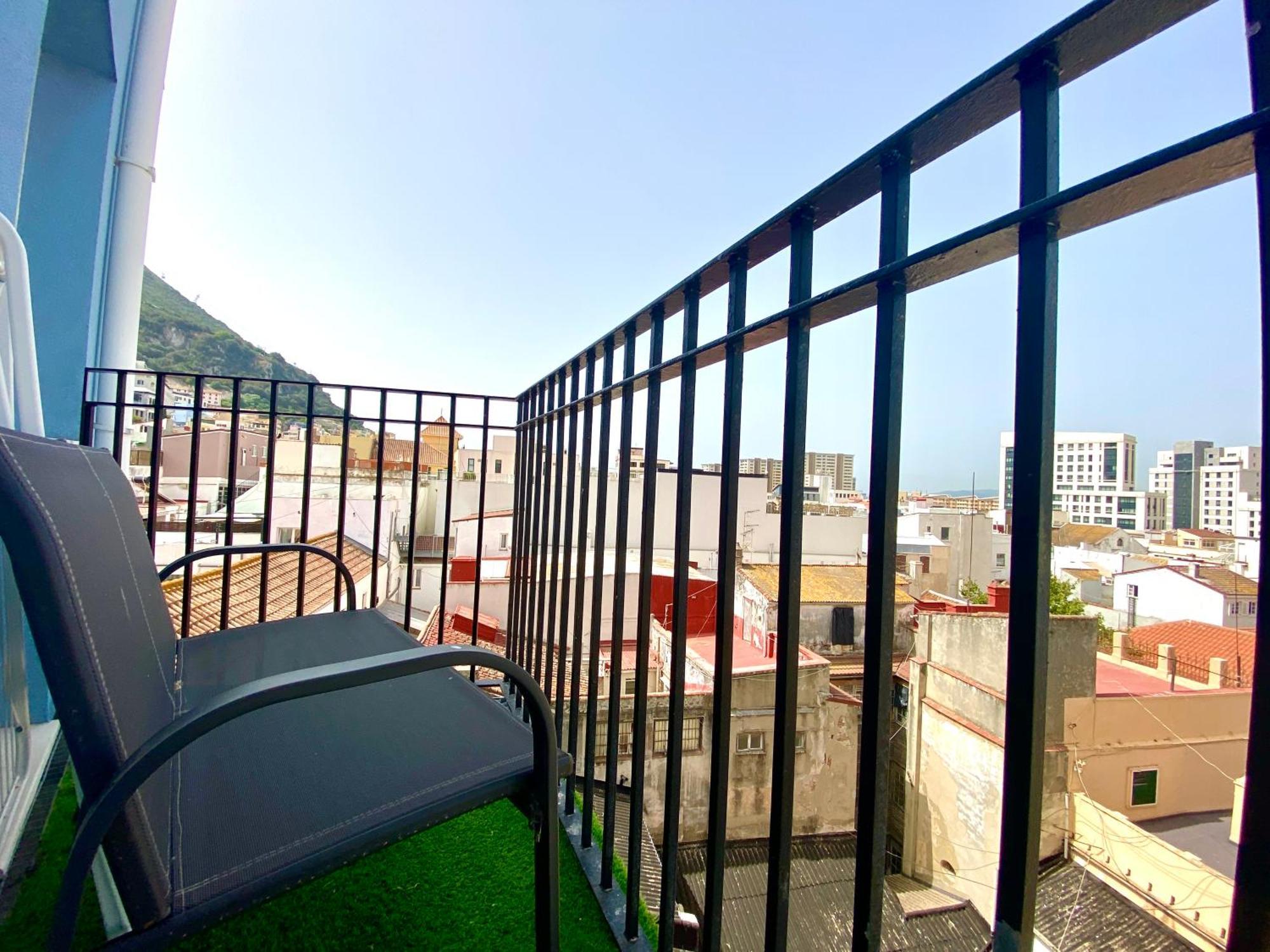 Stunning City Centre Penthouse With Private Balcony - Grand Central House Gibraltár Kültér fotó